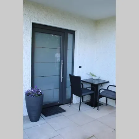 Moderne Mit Privatem Eingang - Rosa